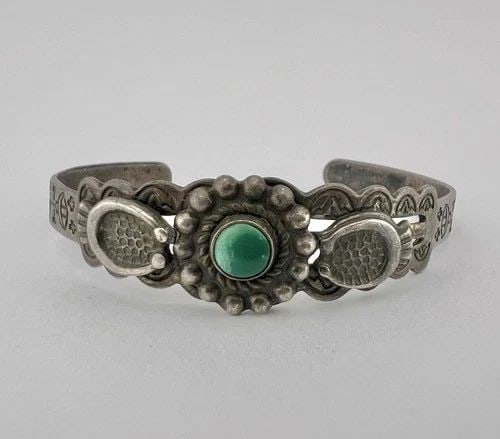 FRED HARVEY ERA NAVAJO STERLING SILVER CERRILLOS TURQUOISE ARROW CUFF BRACELET: FRED HARVEY ERA NAVAJO STERLING SILVER CERRILLOS TURQUOISE ARROW CUFF BRACELET Vtg Fred Harvey Era Navajo Sterling Silver Cerrillos Turquoise Stamped Arrow Cuff Bracelet Cuff is 5 1/4" tip to Tip and 