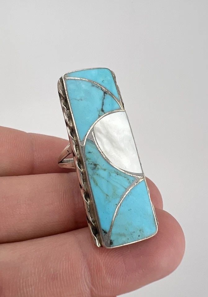 VTG N.LEE NAVAJO STERLING SILVER TURQUOISE & MOTHER OF PEARL FLUSH INLAY RING: VTG N.LEE NAVAJO STERLING SILVER TURQUOISE & MOTHER OF PEARL FLUSH INLAY RING Vtg N.Lee Navajo Sterling Silver Turquoise & Mother Of Pearl Flush Inlay Ring Size: 6.25- Can Be Re Sized Weight is 10.0 G