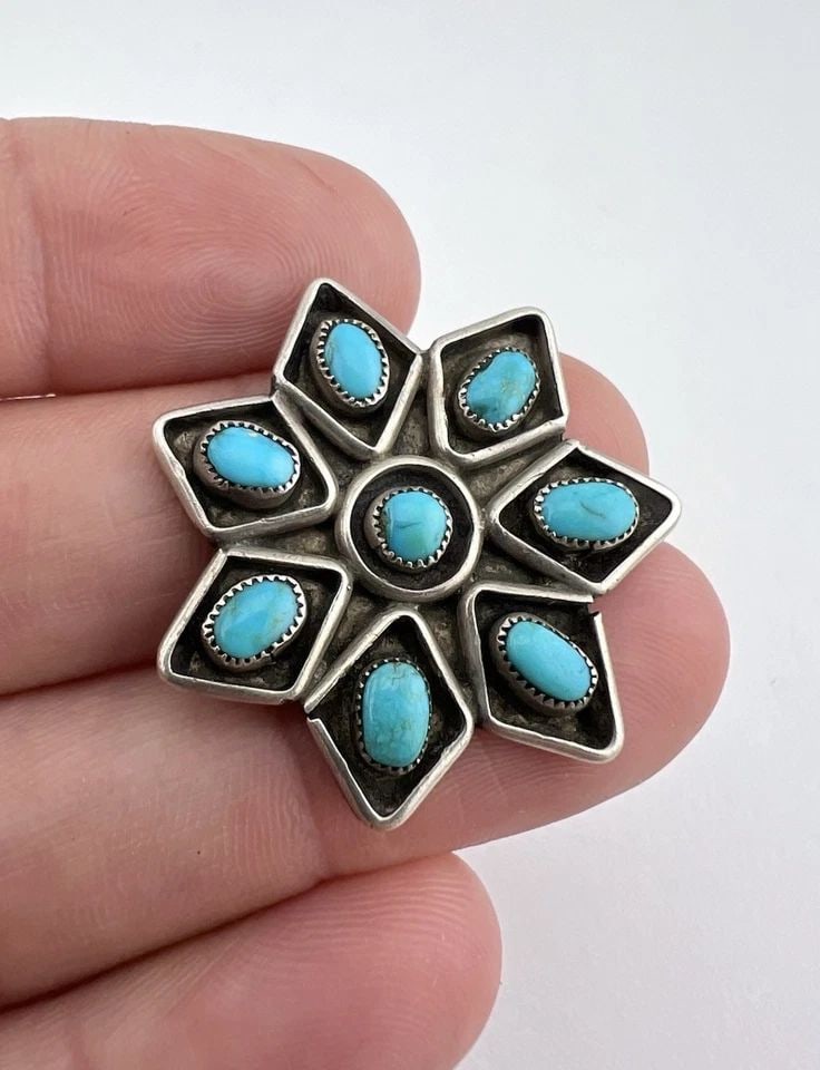 VINTAGE ZUNI STERLING SILVER NEEDLEPOINT TURQUOISE START BROOCH PIN 1.25": Vintage Zuni Sterling Silver Needlepoint Turquoise START Brooch Pin 1.25" Size: 1 1/4" Wide & Tall Metal: Sterling Silver Weight is 6.0 Grams on my scale Natural Needlepoint Turquoise And Star Design 
