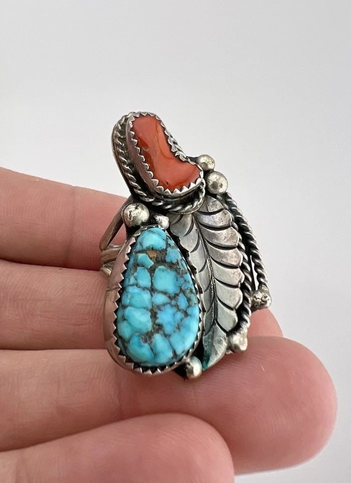 VTG NAVAJO STERLING SILVER BIRDSEYE KINGMAN TURQUOISE & RED CORAL STAMPED RING: VTG NAVAJO STERLING SILVER BIRDSEYE KINGMAN TURQUOISE & RED CORAL STAMPED RING Vtg Navajo Sterling Silver Birdseye Kingman Turquoise & Red Coral Stamped Ring Ring Size: 6.75 - Can Be Re Sized Weight i