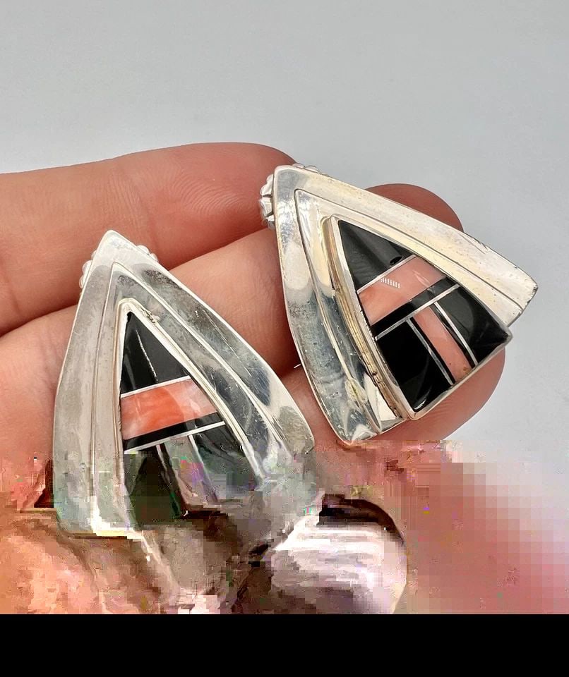 VINTAGE NAVAJO STERLING SILVER CORAL & ONYX FLUSH INLAY TRIANGLE POST EARRINGS: VINTAGE NAVAJO STERLING SILVER CORAL & ONYX FLUSH INLAY TRIANGLE POST EARRINGS Vintage Navajo Sterling Silver Coral & Onyx Flush Inlay Triangle Post Earrings Size: 1 1/4" Tall & 1 1/8" Wide Weight is 