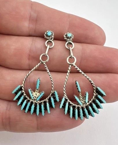 VINTAGE ZUNI STERLING SILVER NEEDLEPOINT TURQUOISE CLUSTER DANGLE EARRINGS 1.75": VINTAGE ZUNI STERLING SILVER NEEDLEPOINT TURQUOISE CLUSTER DANGLE EARRINGS 1.75" Vintage Zuni Sterling Silver Needlepoint Turquoise Cluster Dangle Earrings 1.75" Size: 1 3/4" Tall with Dangle By Just 