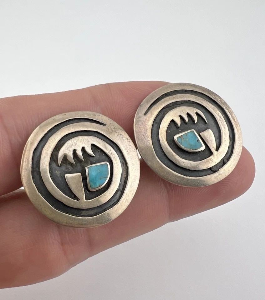 VTG HOPI STERLING SILVER TRIBAL WAVE OVERLAY & FLUSH TURQUOISE SCREW EARRINGS: VTG HOPI STERLING SILVER TRIBAL WAVE OVERLAY & FLUSH TURQUOISE SCREW EARRINGS Vtg Hopi Sterling Silver Tribal Wave Overlay & Flush Turquoise Screw Earrings Size: 1" Tall & 1" Wide Weight is 9.5 Grams 