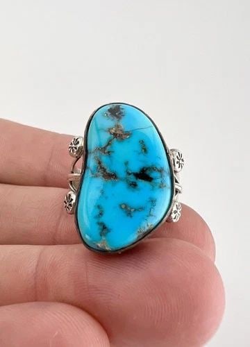 VINTAGE NAVAJO STERLING SILVER HIGH GRADE KINGMAN TURQUOISE STAMPED RING: VINTAGE NAVAJO STERLING SILVER HIGH GRADE KINGMAN TURQUOISE STAMPED RING Vintage Navajo Sterling Silver High Grade Kingman Turquoise Stamped Ring Ring Size: 7 - Can Be Resized Weight is 8.2 Grams on m