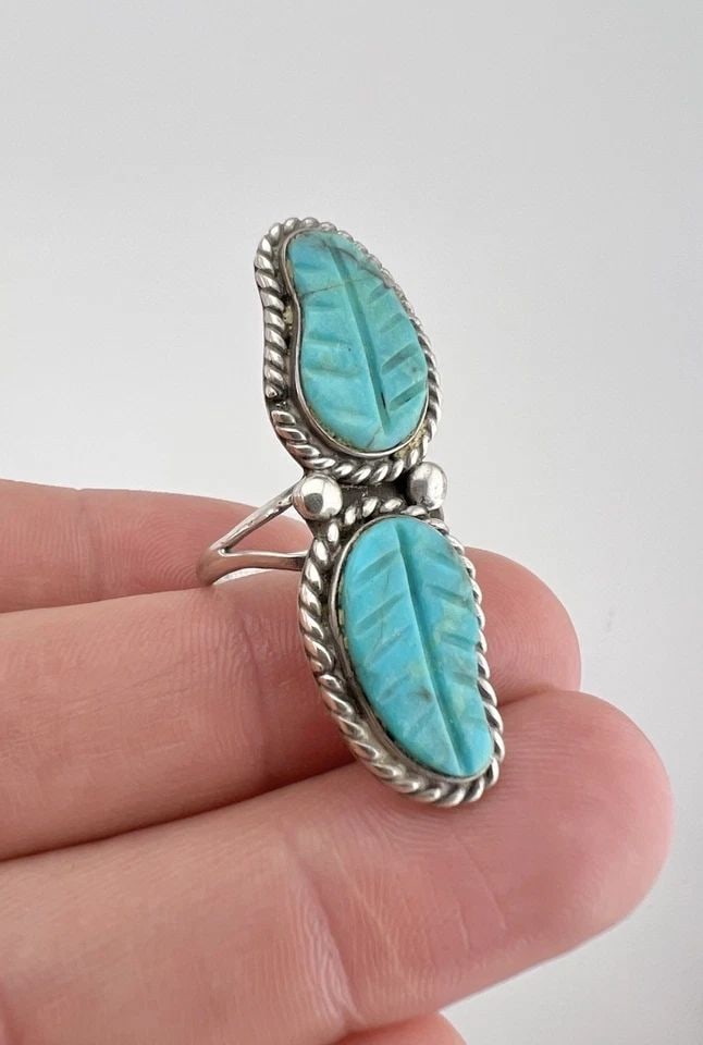 VTG NAVAJO STERLING SILVER CARVED NATURAL TURQUOISE FEATHER / LEAF WOMEN'S RING: Vtg Navajo Sterling Silver Carved Natural Turquoise Feather / Leaf Women's Ring Ring Size: 6.75 - Can Be re Sized Weight is 7.8 Grams on my scale Metal: Sterling Silver Ring is 1 5/8" Tall In the Cent