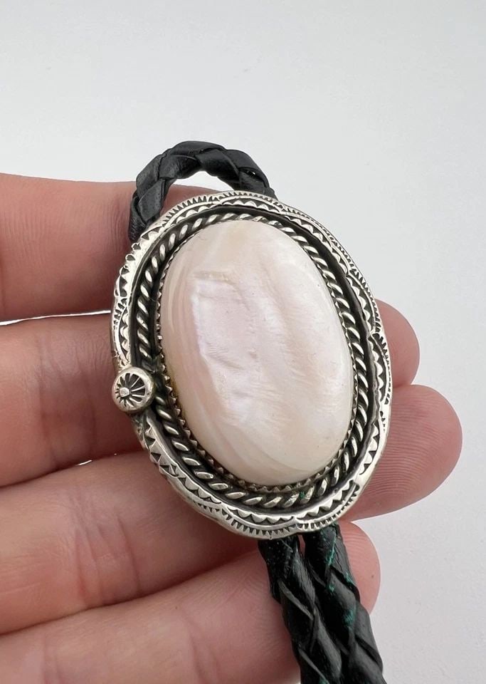 VTG NAVAJO STERLING SILVER LIGHT PINK MOTHER OF PEARL STAMPED BOLO TIE 1 5/8": VTG NAVAJO STERLING SILVER LIGHT PINK MOTHER OF PEARL STAMPED BOLO TIE 1 5/8" Vtg Navajo Sterling Silver Light Pink Mother Of Pearl Stamped Oval Bolo Tie 1 5/8" Size: 1 5/8" Tall & Over 1 1/4Wide Weig