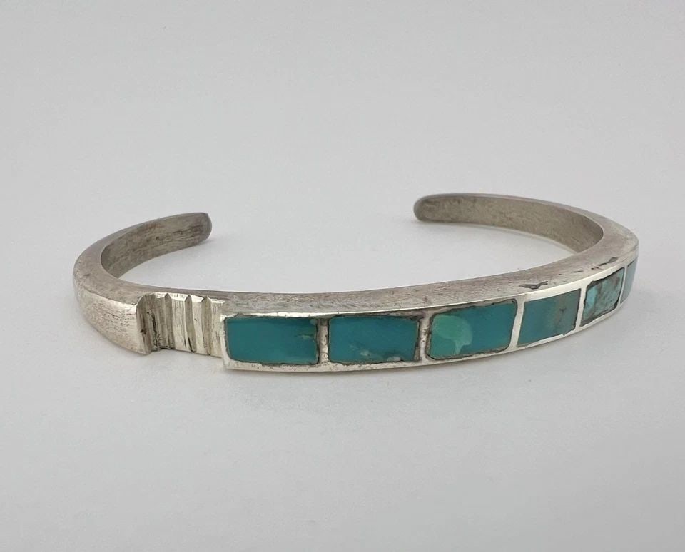 VINTAGE NAVAJO SANDCAST STERLING SILVER FLUSH TURQUOISE CUFF BRACELET (1 of 2)