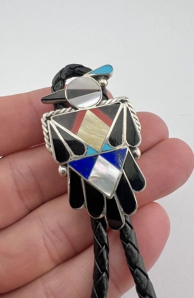VINTAGE ZUNI STERLING SILVER MULTI STONE FLUSH INLAY PEYOTE BIRD BOLO TIE 1.75": Vintage Zuni Sterling Silver Multi Stone Flush Inlay Peyote Bird Bolo Tie 1.75" Size: 1 3/4" Tall by 1 1/8" Wide Weight is 25.7 Grams on my scale Metal: Nickel Silver Amazing Natural Turquoise, Jet, C