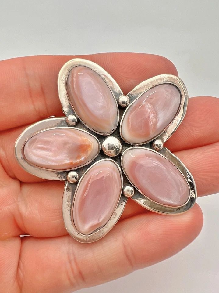 VINTAGE NAVAJO STERLING SILVER PINK MOTHER OF PEARL STAR FLOWER BROOCH PIN 2.25": VINTAGE NAVAJO STERLING SILVER PINK MOTHER OF PEARL STAR FLOWER BROOCH PIN 2.25" Vintage Navajo Sterling Silver Pink Mother Of Pearl Star Flower Brooch Pin 2.25" Size: 2 1/4" Tall & Wide Metal: Sterli