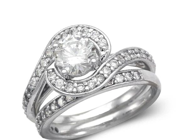 NEW 14K WHITE GOLD LADIES FANCY WHITE SOILTAIRE RING: NEW 14K WHITE GOLD LADIES FANCY WHITE SOILTAIRE RING LADIES FANCY WHITE SOILTAIRE RING NEW 14K WHITE GOLD Apx. WIDTH: 11mm Apx. WEIGHT: 6.3g