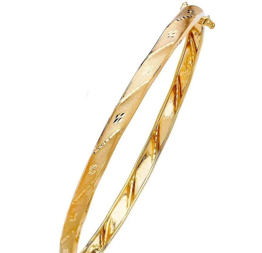 NEW 14K YELLOW GOLD CHARM FLEXIBLE BANGLE: NEW 14K YELLOW GOLD FLEXIBLE BANGLE FLEXIBLE BANGLE NEW 14K YELLOW GOLD LENGTH - 7in Apx WEIGHT - 4.4g