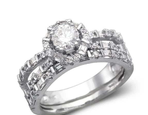 NEW 14K WHITE GOLD LADIES FANCY WHITE SOILTAIRE RING: NEW 14K WHITE GOLD LADIES FANCY WHITE SOILTAIRE RING LADIES FANCY WHITE SOILTAIRE RING NEW 14K WHITE GOLD Apx. WIDTH: 9mm Apx. WEIGHT: 5.7g