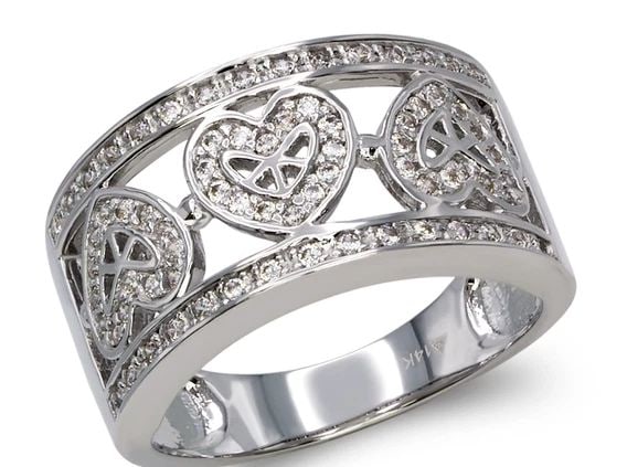 NEW 14K WHITE GOLD LADIES FANCY WHITE RING: NEW 14K WHITE GOLD LADIES FANCY WHITE RING LADIES FANCY WHITE RING NEW 14K WHITE GOLD Apx. WIDTH: 11mm Apx. WEIGHT: 5.7g