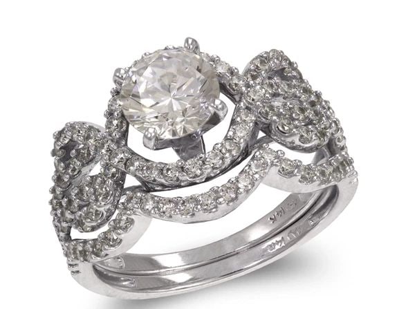 NEW 14K WHITE GOLD LADIES FANCY WHITE TWO-PIECE RING: NEW 14K WHITE GOLD LADIES FANCY WHITE TWO-PIECE RING LADIES FANCY WHITE TWO-PIECE RING NEW 14K WHITE GOLD Apx. WIDTH: 6mm Apx. WEIGHT: 5.1g