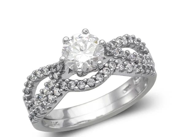 NEW 14K WHITE GOLD LADIES FANCY WHITE SOILTAIRE RING: NEW 14K WHITE GOLD LADIES FANCY WHITE SOILTAIRE RING LADIES FANCY WHITE SOILTAIRE RING NEW 14K WHITE GOLD Apx. WIDTH: 5mm Apx. WEIGHT: 4.8g
