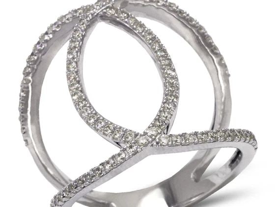 NEW 14K WHITE GOLD LADIES FANCY WHITE RING: NEW 14K WHITE GOLD LADIES FANCY WHITE RING LADIES FANCY WHITE RING NEW 14K WHITE GOLD Apx. WIDTH: 22mm Apx. WEIGHT: 4.8g
