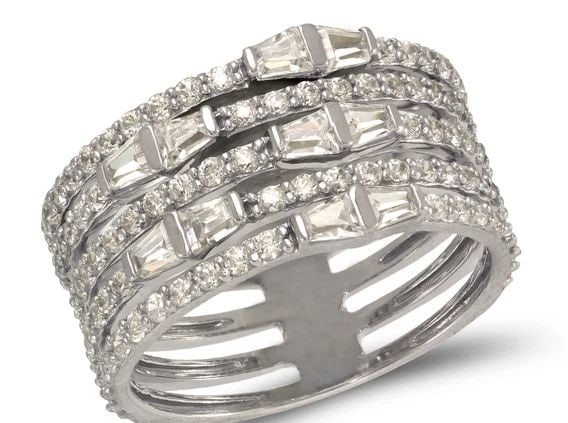 NEW 14K WHITE GOLD LADIES FANCY WHITE RING: NEW 14K WHITE GOLD LADIES FANCY WHITE RING LADIES FANCY WHITE RING NEW 14K WHITE GOLD Apx. WIDTH: 10mm Apx. WEIGHT: 4.8g