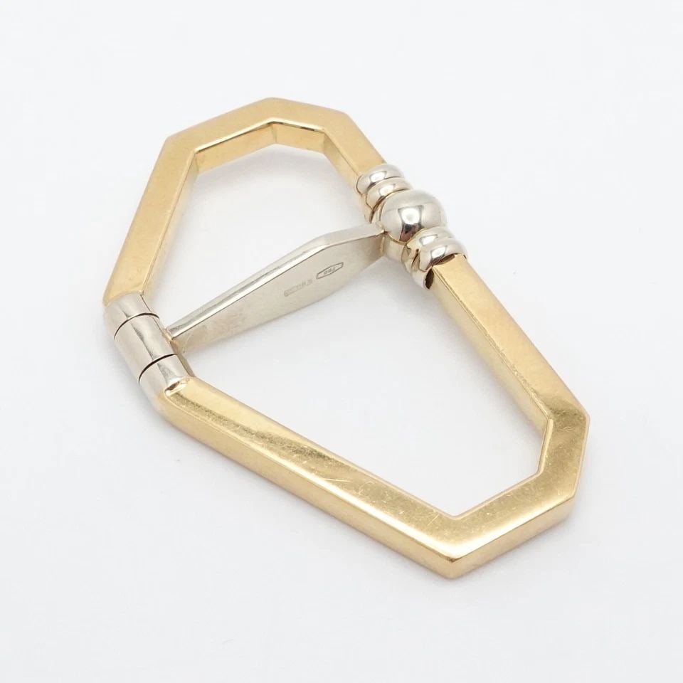 ITALY BARAKA 18K YELLOW GOLD CARABINER KEY CLIP HOLDER: ITALY BARAKA 18K YELLOW GOLD CARABINER KEY CLIP HOLDER Italy Baraka 18K Yellow Gold Carabiner Key Clip Holder Key Bail fits up to 5mm if wearing keys alone only Height - 1.75" Width - 1.14" Total Weig