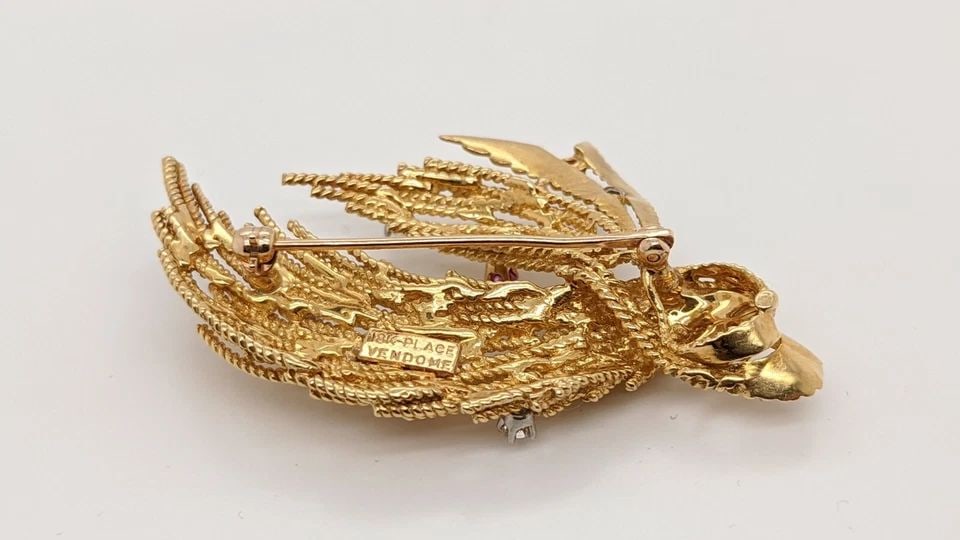 18K YELLOW GOLD PLACE VENDOME DIAMOND & RUBIES BROOCH PIN: 18K YELLOW GOLD PLACE VENDOME DIAMOND & RUBIES BROOCH PIN 18K Yellow Gold Place Vendome Diamond & Rubies Brooch Pin Total Weight - 14.8 Grams Width - 56mm WideExcellent Condition & Very Well Kept