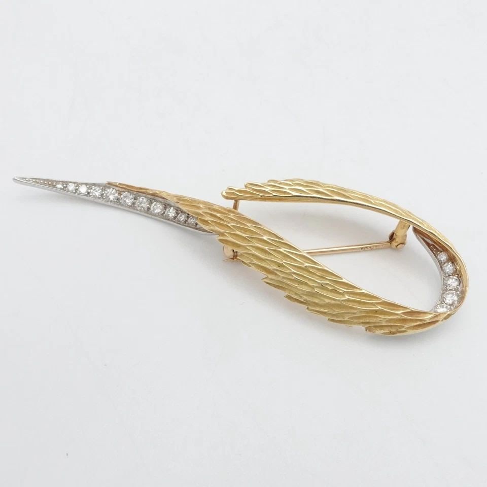 VINTAGE 18K YELLOW GOLD PLATINUM TWO TONE DIAMOND BROOCH PIN: VINTAGE 18K YELLOW GOLD PLATINUM TWO TONE DIAMOND BROOCH PIN Vintage 18K Yellow Gold & Platinum Diamond Brooch Pin Length - 2.9" Long Diamond Count - 19 Total Weight - 10 Grams (6.4 dtw) Hallmark - PL