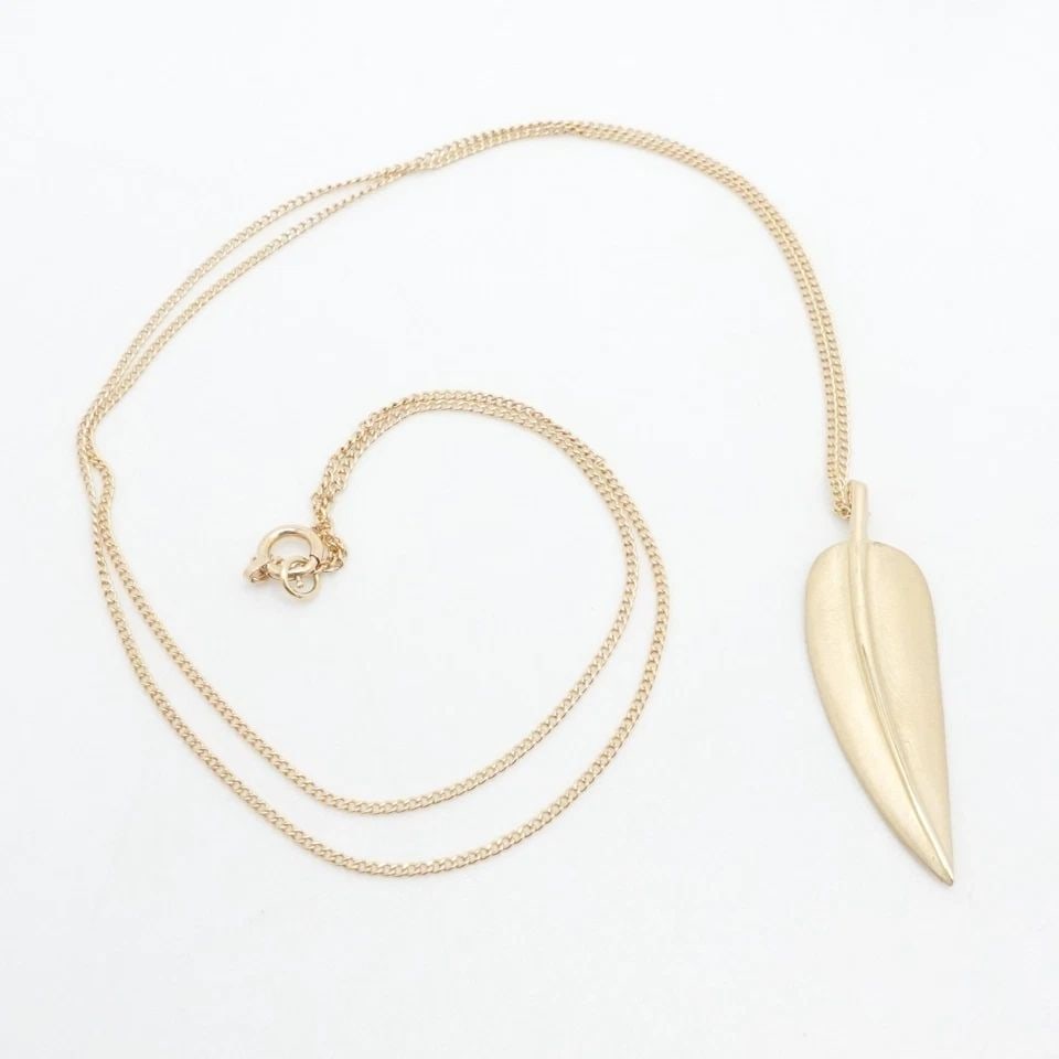 TIFFANY & CO. 18K YELLOW GOLD LEAF PENDANT NECKLACE 19" LONG POUCH: TIFFANY & CO. 18K YELLOW GOLD LEAF PENDANT NECKLACE 19" LONG POUCH Tiffany & Co. 18K Yellow Gold Leaf Pendant Chain Necklace Length - 19" Long Chain Width - 1mm Pendant Size (LxW) - 33mm x 9.5mm Penda