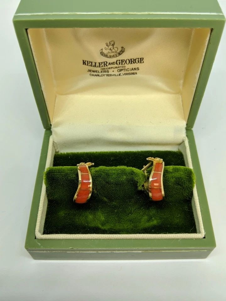 VINTAGE KELLER & GEORGE 14K YELLOW GOLD ENAMEL OMEGA BACK STUD EARRINGS WITH BOX: VINTAGE KELLER & GEORGE 14K YELLOW GOLD ENAMEL OMEGA BACK STUD EARRINGS WITH BOX Keller & George 14K Yellow Gold Enamel Inlay Omega Back Stud Huggie Earrings Total Weight - 6.3 Grams (4.05 dwt) Height