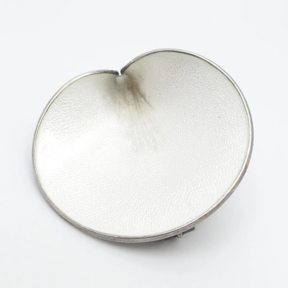 EINAR MODAHL STERLING SILVER NORWAY GUILLOCHE WHITE ENAMEL MODERNIST BROOCH PIN: EINAR MODAHL STERLING SILVER NORWAY GUILLOCHE WHITE ENAMEL MODERNIST BROOCH PIN Einar Modahl Sterling Silver Guilloche Norway White Enamel Modernist Brooch Pin Length - 1.4" Width - 1.3" Total Weight 