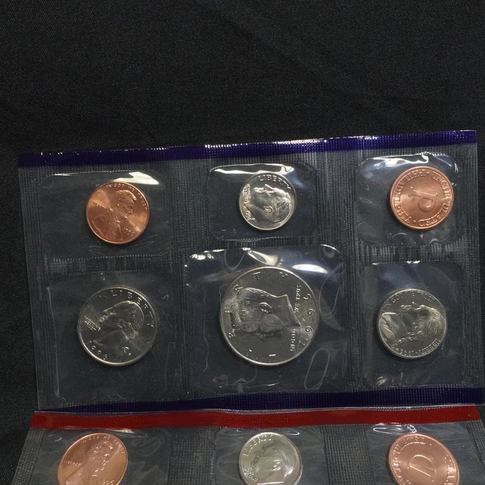 1996 P & D U.S MINT UNCIRCULATED COIN SET COA: 1996 P & D U.S MINT UNCIRCULATED COIN SET COA 1996 P & D U.S Mint Uncirculated Clad Coin Set with Roosevelt West Point Dime Count - 10 Envelopes Excellent Condition **Coin Set have not been opened or 