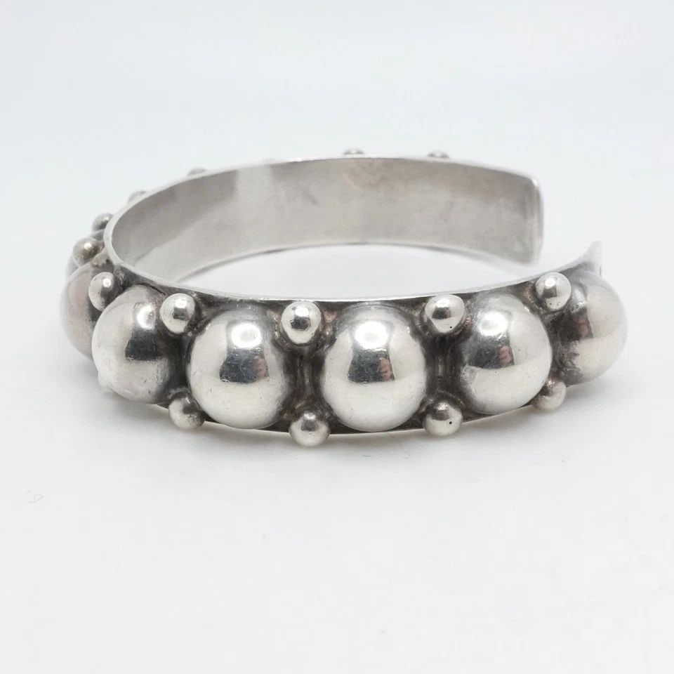 STERLING SILVER ROUND BUBBLE DOME NAVAJO CUFF BRACELET 7.25" WRIST: STERLING SILVER ROUND BUBBLE DOME NAVAJO CUFF BRACELET 7.25" WRIST Sterling Silver Round Bubble Dome Navajo Cuff Bracelet Fits up to 7.25" Wrist Cuff Width - 12.5mm Depth - 6mm Diameter - 62mm Total W