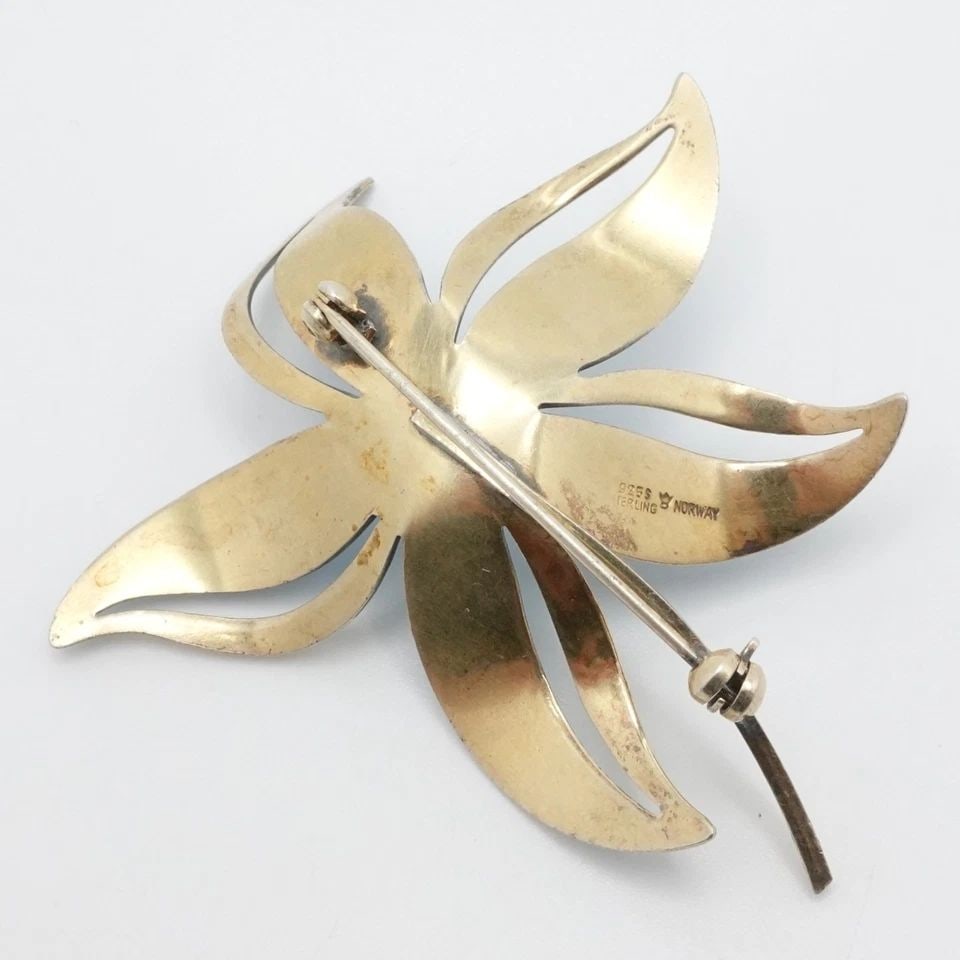 STERLING SILVER NORWAY FLOWER GUILLOCHE BLUE ENAMEL LARGE BROOCH PIN 2.5": STERLING SILVER NORWAY FLOWER GUILLOCHE BLUE ENAMEL LARGE BROOCH PIN 2.5" Sterling Silver Norway Flower Guilloche Blue Enamel Large Brooch Pin Length - 2.5" Width - 2.5" Total Weight - 14.7 Grams Hall