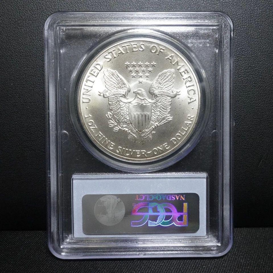 1986 AMERICAN EAGLE 1 OZ SILVER DOLLAR PCGS MS69: 1986 AMERICAN EAGLE 1 OZ SILVER DOLLAR PCGS MS69 1986 American Eagle 1 Oz Silver Dollar PCGS Certified - MS69 Excellent & Well-Kept Case
