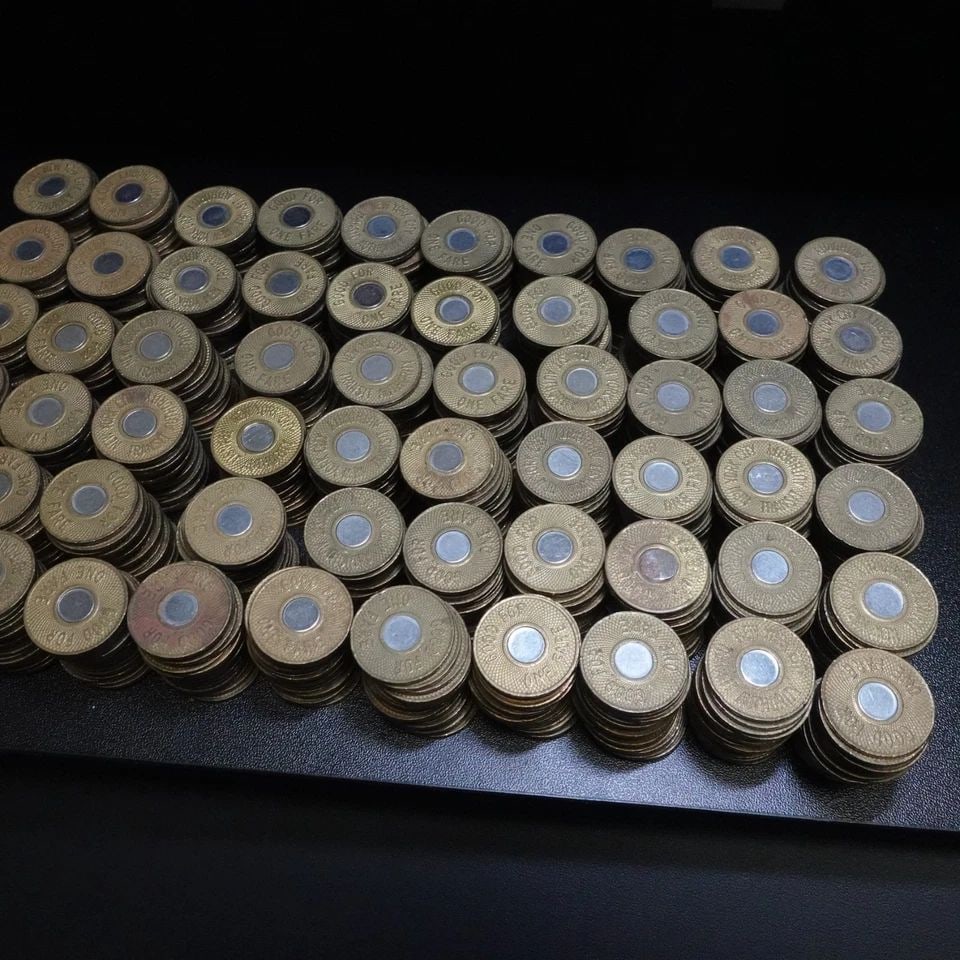 NEW YORK CITY TRANSIT SUBWAY BULLEYES 25 TOKEN: NEW YORK CITY TRANSIT SUBWAY BULLEYES 25 TOKEN New York City Public Transit Subway Bulleye 25 Token Year - 1989 - 1995 Diameter - 22mm Depth - 1.5mm *The coins condition varies* Sold As Is