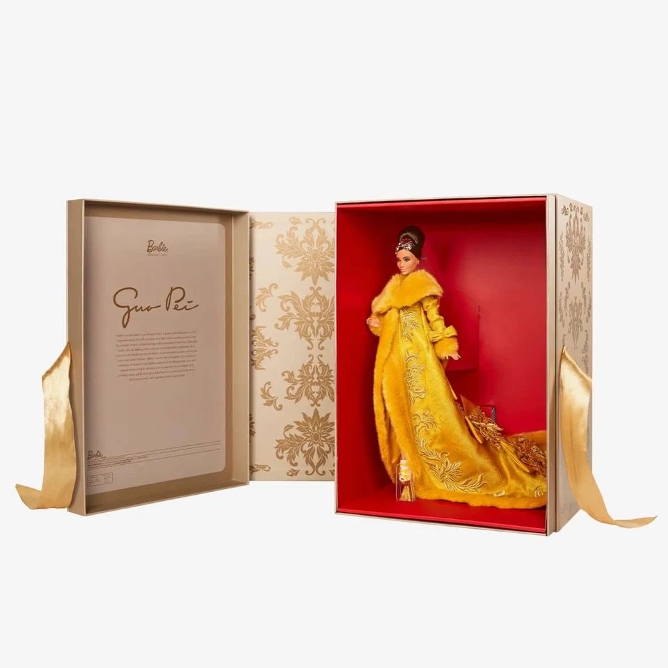 BARBIE SIGNATURE GUO PEI BARBIE DOLL WEARING GOLDEN-YELLOW GOWN - BRAND NEW (1 of 2)