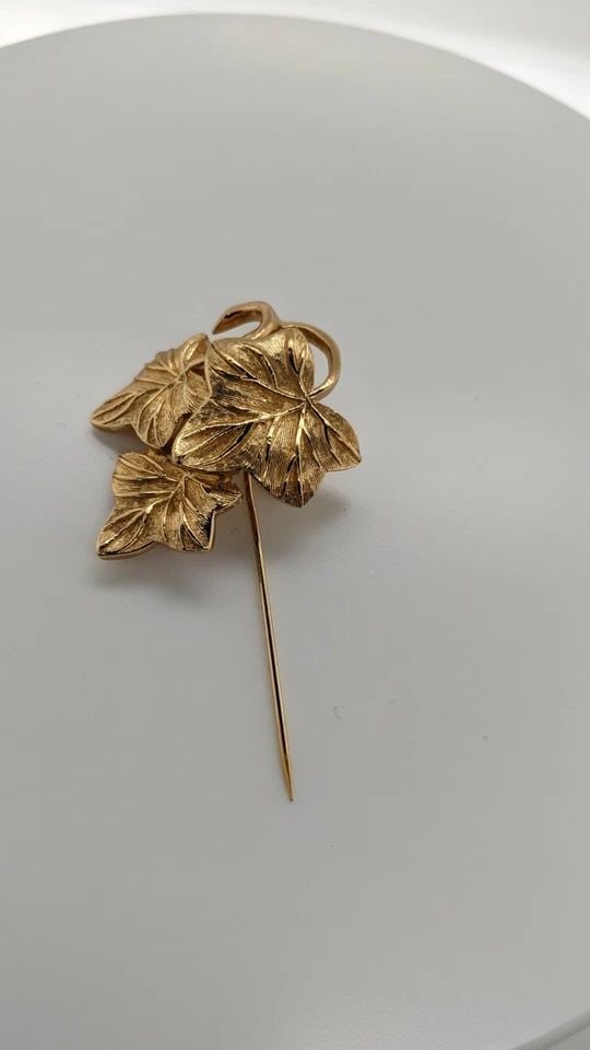 CHRISTIAN DIOR YELLOW GOLD PLATED AUTUMN LEAVES BROOCH PIN: CHRISTIAN DIOR YELLOW GOLD PLATED AUTUMN LEAVES BROOCH PIN Christian Dior Germany Autumn Leaves Brooch Pin Dimensions - 2.25" Long Total Weight - 8.8 Grams