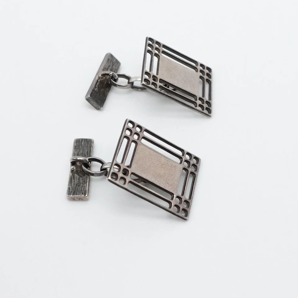 CJL STERLING SILVER VINTAGE RECTANGLE GEOMETRIC CHAIN CUFFLINKS: CJL STERLING SILVER VINTAGE RECTANGLE GEOMETRIC CHAIN CUFFLINKS CJL Sterling Silver Vintage Rectangle Geometric Chain Cufflinks Height - 0.62" (15.6mm) Width - 0.78" (19.9mm) Total Weight - 7 Grams