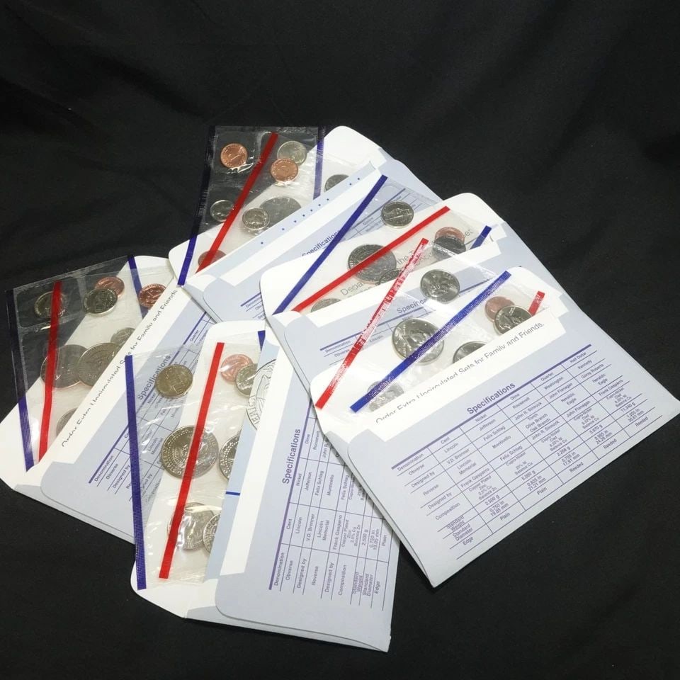 1998 P & D U.S MINT UNCIRCULATED COIN SET COA: 1998 P & D U.S MINT UNCIRCULATED COIN SET COA 1998 P & D U.S Mint Uncirculated Clad Coin Set Count - 10 Envelopes Excellent Condition **Coin Set have not been opened or touched from their seal. Please