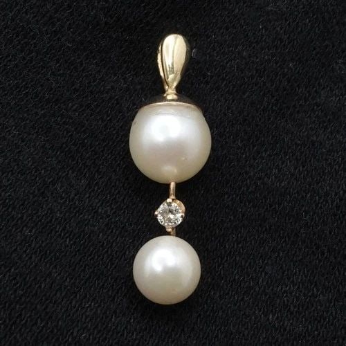 YELLOW GOLD PLATED DOUBLE PEARL DIAMOND ACCENT CHARM PENDANT 1": YELLOW GOLD PLATED DOUBLE PEARL DIAMOND ACCENT CHARM PENDANT 1" Yellow Gold Plated Double Pearl Diamond Accent Pendant Length - 1" Pearl Size - 8mm & 6mm Diamond Size - 2mm Bail Height - 5mm Bail Widt
