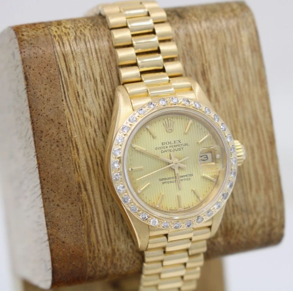 ROLEX PRESIDENT DATEJUST 18K YELLOW GOLD 26MM DIAL DIAMOND BEZEL WATCH 69178: ROLEX PRESIDENT DATEJUST 18K YELLOW GOLD 26MM DIAL DIAMOND BEZEL WATCH 69178 Description Rolex President DateJust 18K Yellow Gold 26mm Dial Diamond Bezel Watch The watch has been used previously. The 