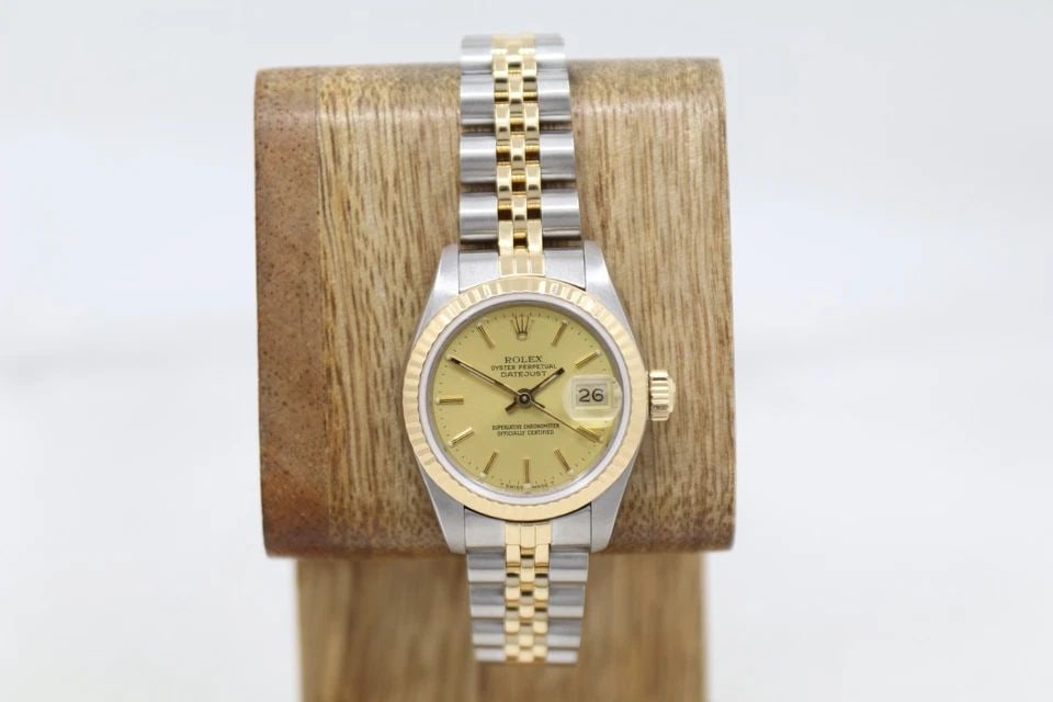 ROLEX DATEJUST TWO TONE 18K & STAINLESS 26MM CHAMPAGNE DIAL WATCH 69173: ROLEX DATEJUST TWO TONE 18K & STAINLESS 26MM CHAMPAGNE DIAL WATCH 69173 Description Rolex Datejust Two Tone 18K & Stainless 26mm Champagne Dial Watch 69173 The watch has been used previously. The watc