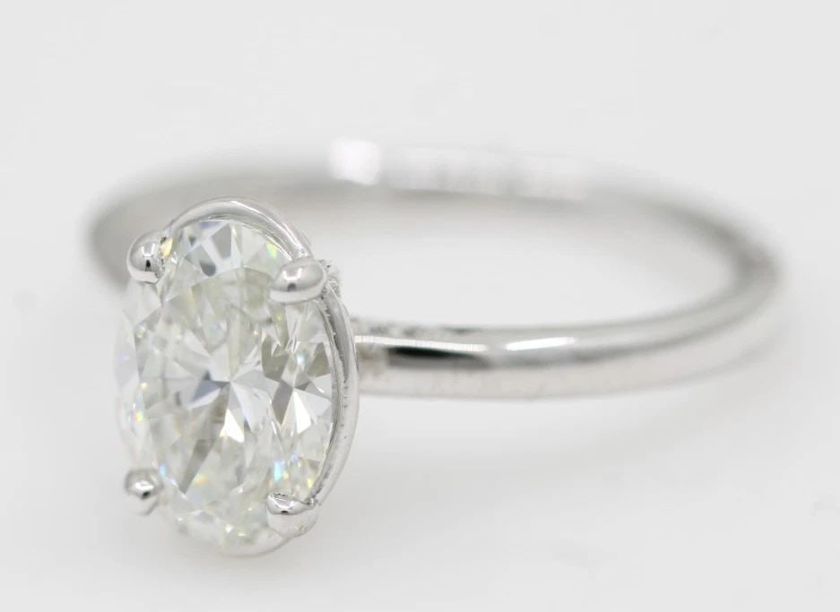 TACORI 18K WHITE GOLD IGI 2.12CT VS1 F LAB GROWN DIAMOND OVAL ENGAGEMENT RING: TACORI 18K WHITE GOLD IGI 2.12CT VS1 F LAB GROWN DIAMOND OVAL ENGAGEMENT RING Description Tacori 18K White Gold IGI 2.12ct VS1 F Lab Grown Diamond Oval Engagement Ring IGI Cert LG605367354 Ring is in 