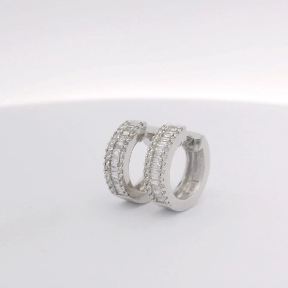 EFFY BH 14K WHITE GOLD 0.55 TCW BAGUETTE DIAMOND HUGGIE EARRINGS 0.50": EFFY BH 14K WHITE GOLD 0.55 TCW BAGUETTE DIAMOND HUGGIE EARRINGS 0.50" Description Effy BH 14K White Gold 0.55 TCW Baguette Diamond Huggie Earrings Earrings are in good condition. May show signs of we