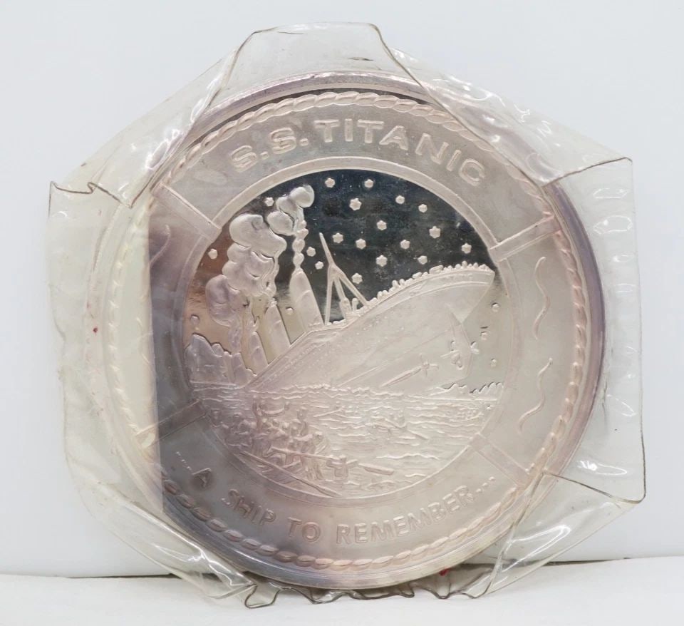 S.S. TITANIC .999 FINE SILVER 1 POUND $200 MEMORIAL COIN W/ WOOD DISPLAY BOX (1 of 2)