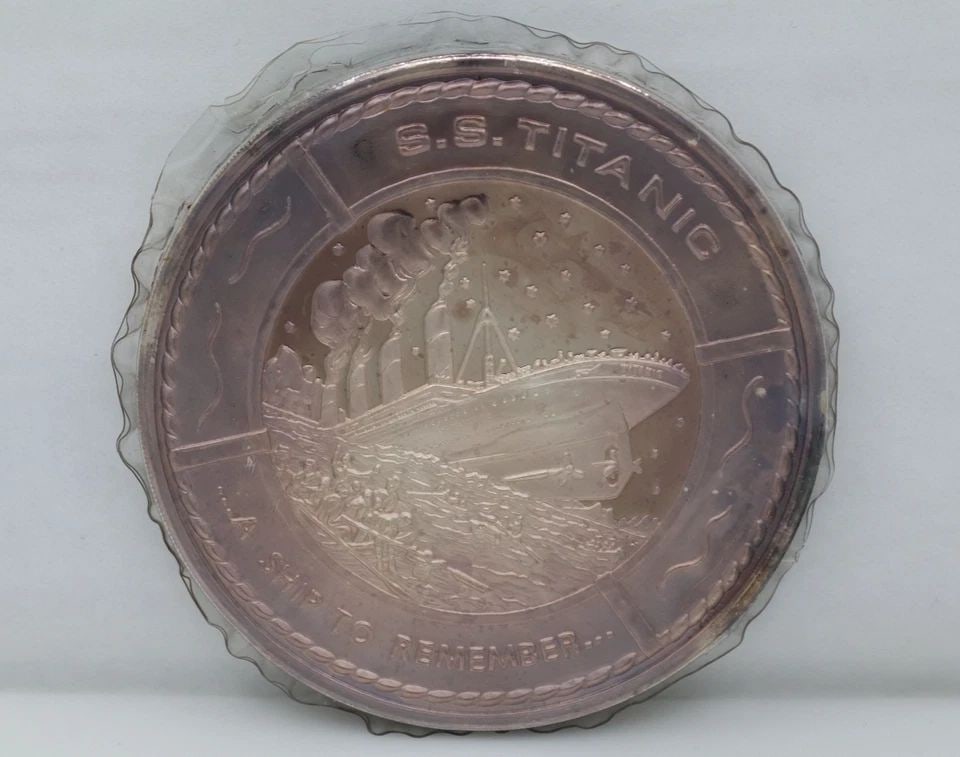 S.S. TITANIC "A SHIP TO REMEMBER" 1 POUND .999 SILVER MEDALLION: S.S. TITANIC "A SHIP TO REMEMBER" 1 POUND .999 SILVER MEDALLION Description S.S. Titanic "A Ship to Remember" 1 Pound .999 Silver Medallion Bullion is uncirculated condition. Shows signs of spotting a