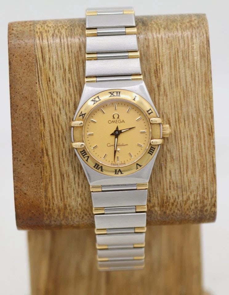 OMEGA CONSTELLATION TWO TONE 23MM GOLD DIAL QUARTZ WOMEN'S WATCH 1372.10: OMEGA CONSTELLATION TWO TONE 23MM GOLD DIAL QUARTZ WOMEN'S WATCH 1372.10 Description Omega Constellation Two Tone 23mm Gold Dial Quartz Women's Watch 1372.10 The watch has been used previously. The wa