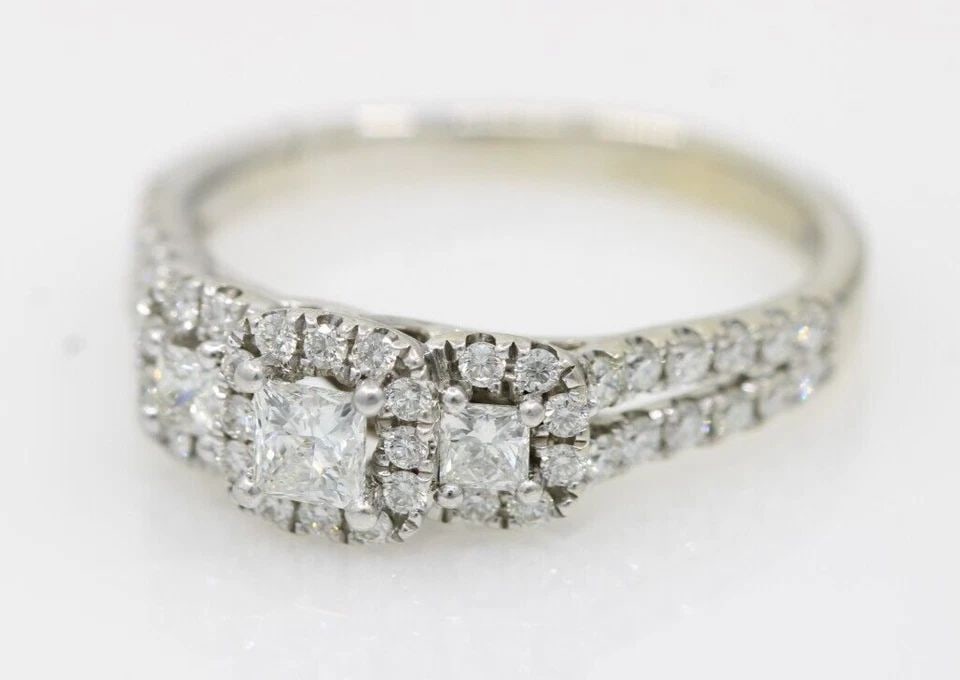 LEO 14K WHITE GOLD 1.04 TCW NATURAL PRINCESS DIAMOND ENGAGEMENT RING SIZE 8.5: LEO 14K WHITE GOLD 1.04 TCW NATURAL PRINCESS DIAMOND ENGAGEMENT RING SIZE 8.5 Description Leo 14K White Gold 1.04 TCW Natural Princess Diamond Engagement Ring The ring is in good condition. May show s