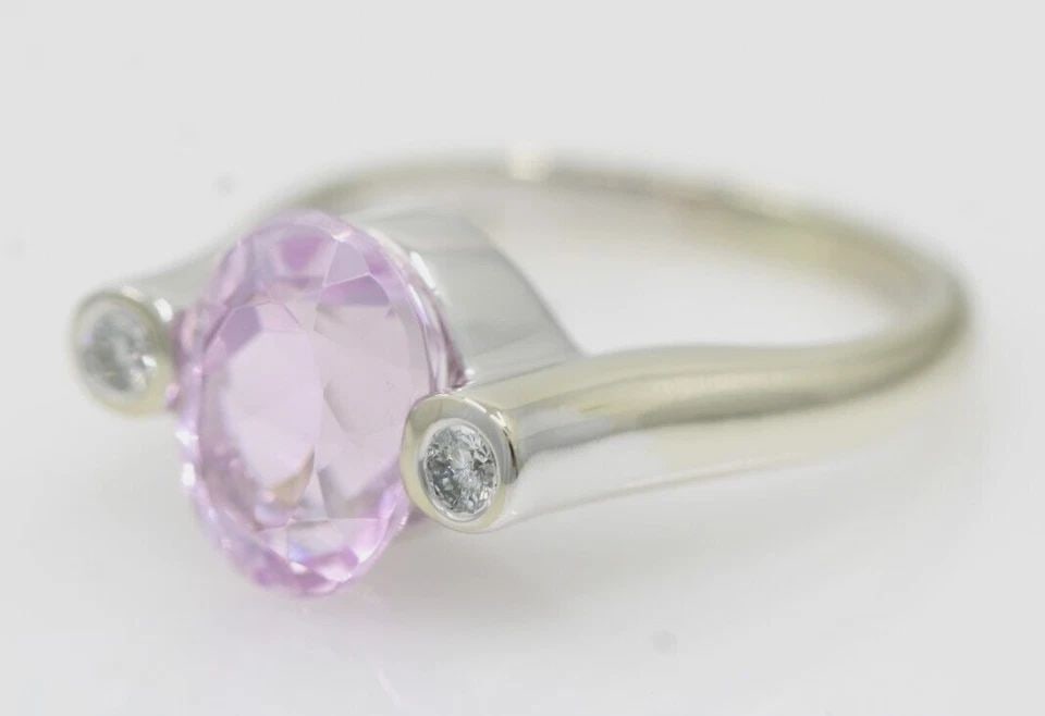 SONIA B. BITTON 14K WHITE GOLD KUNZITE & DIAMOND RING SIZE 5 - 4.6 GRAMS: SONIA B. BITTON 14K WHITE GOLD KUNZITE & DIAMOND RING SIZE 5 - 4.6 GRAMS SONIA B. BITTON 14K WHITE GOLD KUNZITE & DIAMOND RING SIZE 5 - 4.6 GRAMS Description Sonia B. Bitton 14K White Gold Kunzite & D