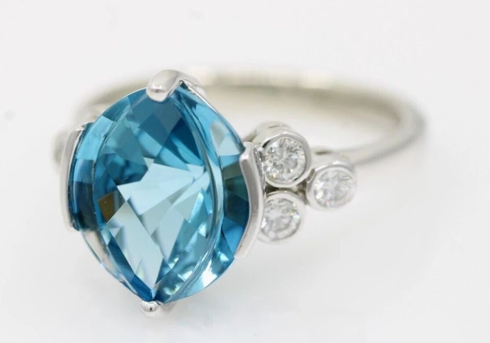 14K WHITE GOLD BLUE TOPAZ & NATURAL DIAMOND RING SIZE 7 - 5.7 GRAMS: 14K WHITE GOLD BLUE TOPAZ & NATURAL DIAMOND RING SIZE 7 - 5.7 GRAMS 14K WHITE GOLD BLUE TOPAZ & NATURAL DIAMOND RING SIZE 7 - 5.7 GRAMS Description 14K White Gold Blue Topaz & Natural Diamond Ring The
