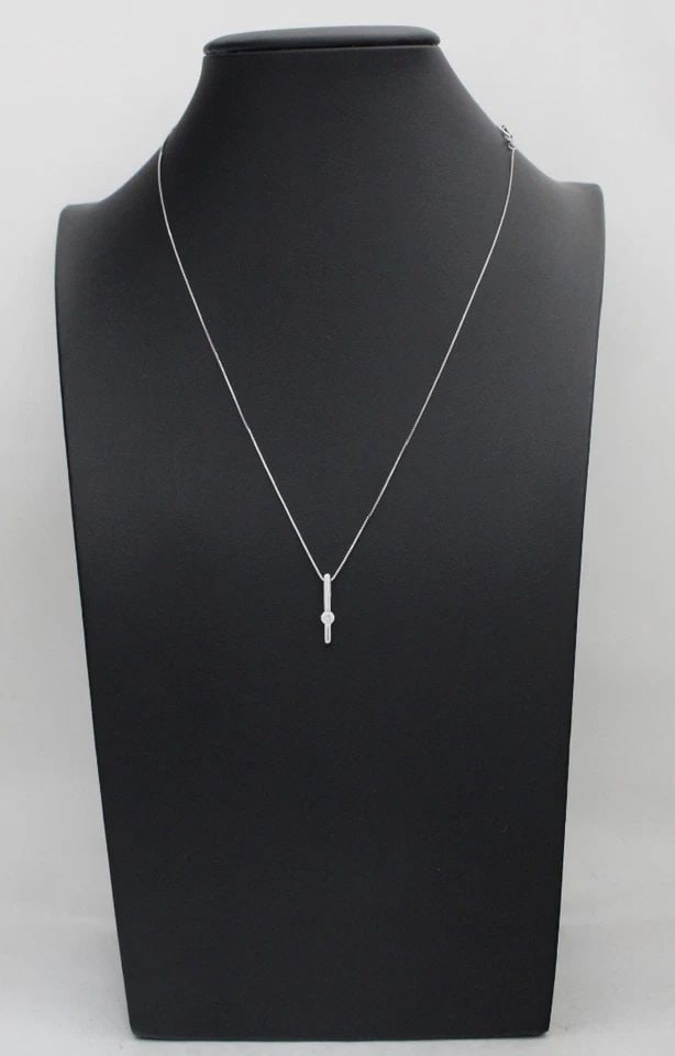 18K WHITE GOLD 0.17CT NATURAL DIAMOND BAR 0.75" PENDANT W/ 18" NECKLACE: 18K WHITE GOLD 0.17CT NATURAL DIAMOND BAR 0.75" PENDANT W/ 18" NECKLACE Description 18K White Gold 0.17ct Natural Diamond Bar 0.75" Pendant w/ 18" Necklace Pendant/necklace is in good condition. May s
