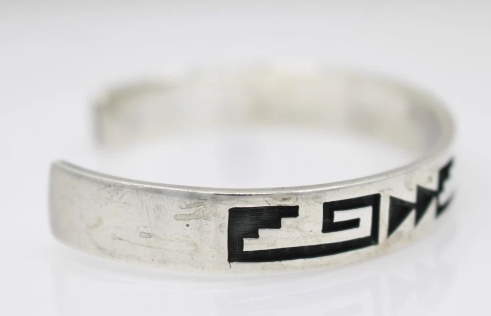 HOPI LAWRENCE SAUFKIE STERLING SILVER CUFF BRACELET 7": HOPI LAWRENCE SAUFKIE STERLING SILVER CUFF BRACELET 7" Description Hopi Lawrence Saufkie Sterling Silver Cuff Bracelet Bracelet is in good condition. May show signs of wear and/or tear. Approximate Me