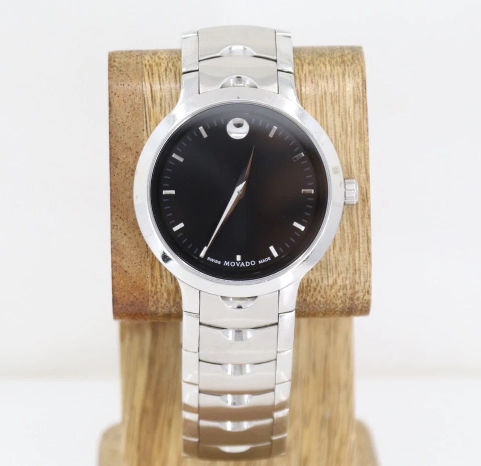 MOVADO LUNO STELLER SS W/ AZIURE 40MM BLACK DIAL QUARTZ MEN’S WATCH 56.2.14.1362: MOVADO LUNO STELLER SS W/ AZIURE 40MM BLACK DIAL QUARTZ MEN’S WATCH 56.2.14.1362 Description Movado Luno Steller SS W/ Aziure 40mm Black Dial Quartz Men’s Watch The watch has been used previously.